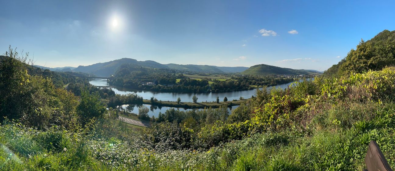 Immer ein großartiger Ausblick von Ockfen aus in Richtung Saarburg, Ayl und den Nachbarort Biebelhausen. Alles Ort die hier an der Saar liegen.
