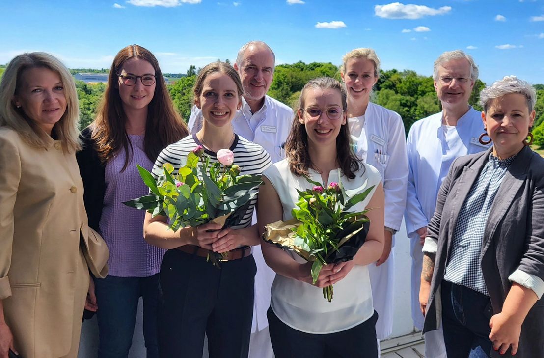 Alina Kuhn und Lisa-Marie Mainzer starten nach dem Praktischen Jahr und dem erfolgreichen M3-Staatsexamen ihre Medizinkarrieren in Simmern.