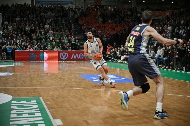 Behnam Yakhchali mit der Nummer 8 bei den Moselstädtern.