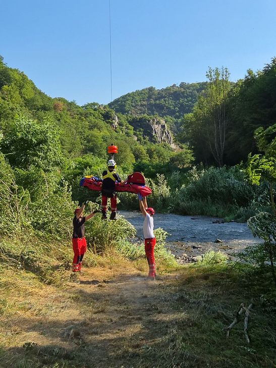 Aufgrund unwegsamen Geländes wurde ein erkrankter Wildcamper mit einem Rettungshubschrauber mit Rettungswinde aus dem Langfigtal gerettet.