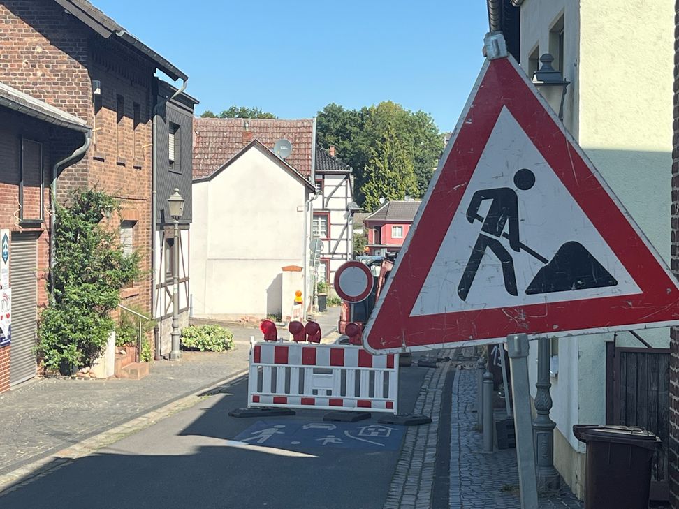 Länger als geahnt: Die Kommerner Gielsgasse bleibt auf Grund wichtiger Arbeiten an den Wasserleitungen aller Voraussicht nach bis Freitag, 14. August, gesperrt. Umleitungen sind ausgeschildert.