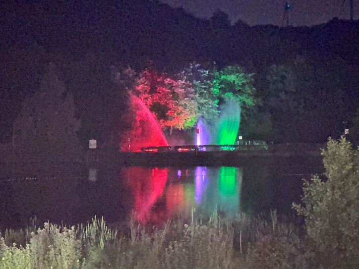 Grandioses Finale eines grandiosen Abends: Die "Wasserorgel" des Kreisfeuerwehrverbands Verden zauberte ein Farbenspiel in den Himmel.