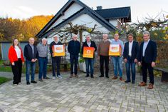 Berthold Nick von der evm übergibt den Spendenbetrag gemeinsam mit Bürgermeister Alfred Steimers an die Vertreterinnen und Vertreter der Vereine.