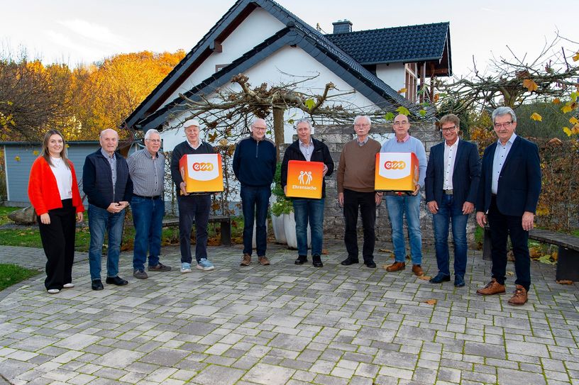 Berthold Nick von der evm übergibt den Spendenbetrag gemeinsam mit Bürgermeister Alfred Steimers an die Vertreterinnen und Vertreter der Vereine.