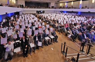 1.400 Gäste kamen zur Meisterfeier der Handwerkskammer Koblenz in die Rhein-Mosel-Halle und feierten 670 Jungmeisterinnen und Jungmeister aus 24 unterschiedlichen Handwerksberufen.