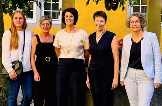 v.l.: Lena Müller, Andrea Müller, Susanne Dhur, Martina Alsfasser und Silke Mathey als Caritasdirektorin sind im Modellprojekt „Pflege ganz aktiv“ in den Caritas-Sozialstationen in Prüm und Bitburg eingebunden.