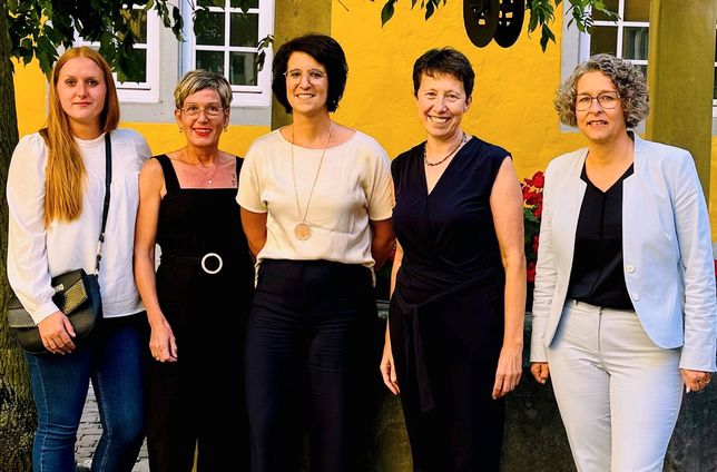 v.l.: Lena Müller, Andrea Müller, Susanne Dhur, Martina Alsfasser und Silke Mathey als Caritasdirektorin sind im Modellprojekt „Pflege ganz aktiv“ in den Caritas-Sozialstationen in Prüm und Bitburg eingebunden.