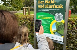 Der Flurheckenweg startet am Spielplatz in Eicherscheid. Über die QR-Codes gelangt man zu den Audiotouren nicht nur in Eicherscheid, sondern auch bei Mechernich-Eicks und Bergstein.