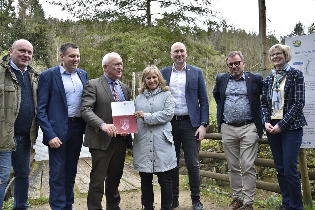 V.l.nr.: Markus Wallpott, Eifelzoo, Bürgermeister Johannes Kuhl, VG Arzfeld, Bürgermeister Aloysius Söhngen, VG Prüm, Staatsministerin Katrin Eder, Landrat Andreas Kruppert, Wolfgang Treis, Präsident der SGD-Nord und Klara Klösges, Projekt-Ingenieurin FWT bei der Übergabe des Förderbescheides