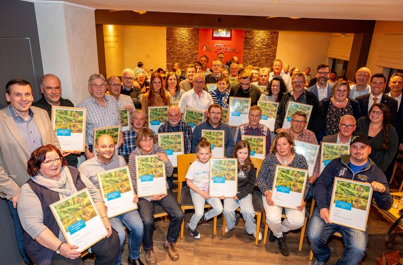 Die Preisträgerinnen und Preisträger des Westenergie Klimaschutzpreises 2024 aus den Verbandsgemeinden Arzfeld und Prüm freuen sich über ihre Preise.