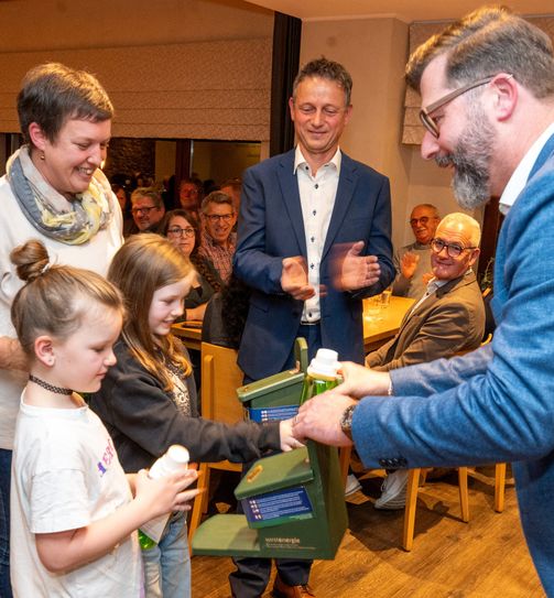 Beim Westenergie Klimaschutzpreis gehen keine Teilnehmenden leer aus und freuen sich über ihre Futterstationen für Eichhörnchen als besondere Anerkennung für ihr Engagement.