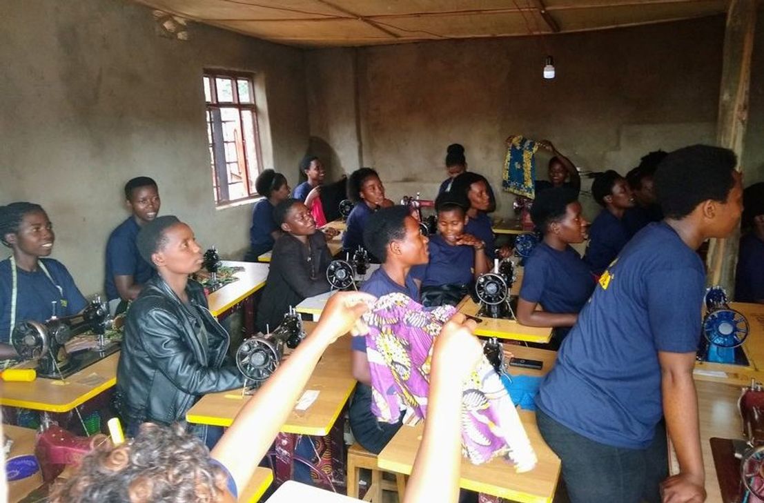 Die Idee ist, alleinerziehende Mütter zu unterstützen, indem ihnen verschiedene Materialien für Fertigkeiten im Schneidern und Frisieren zur Verfügung gestellt werden.