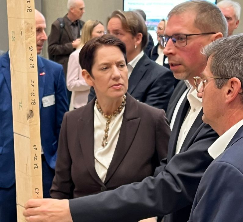 Silke Gorißen im Gespräch mit Holzbauprofessor Dr. Thomas Uibel und Prof. Dr. Thomas Ritz, Rektor der FH Aachen.