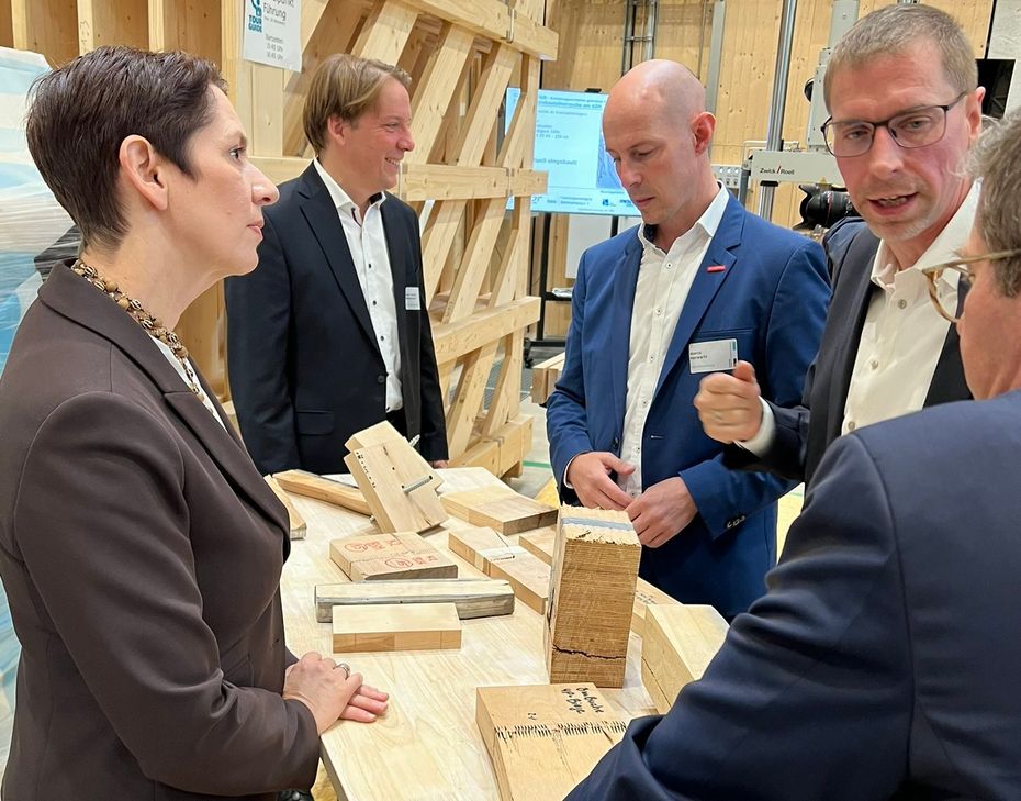 Silke Gorißen im Gespräch mit Holzbauprofessor Dr. Thomas Uibel und Prof. Dr. Thomas Ritz, Rektor der FH Aachen. Im Hintergrund Maro Herwartz, Präsident der Handwerkskammer Aachen.