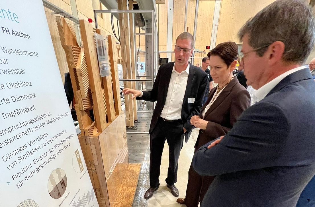 Silke Gorißen im Gespräch mit Holzbauprofessor Dr. Thomas Uibel und Prof. Dr. Thomas Ritz, Rektor der FH Aachen.