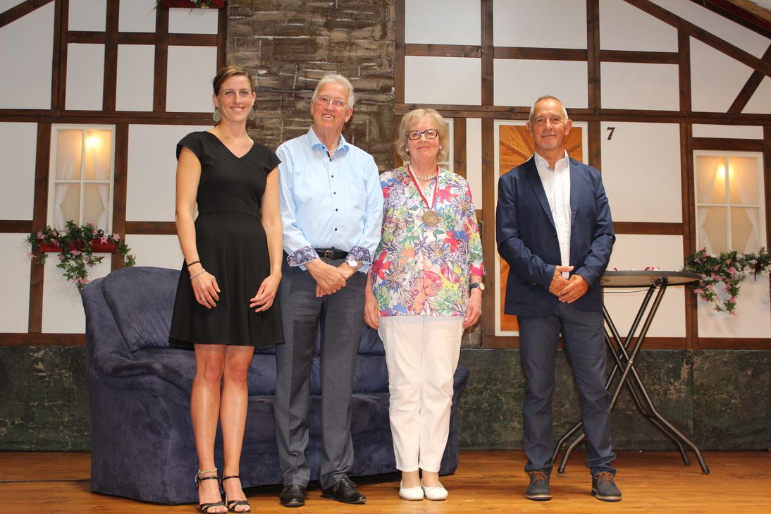 Bürgermeisterin Dr. Carmen Krämer mit den geehrten Ehrenamtlern aus Mützenich, Hans und Ilse Knoblauch.