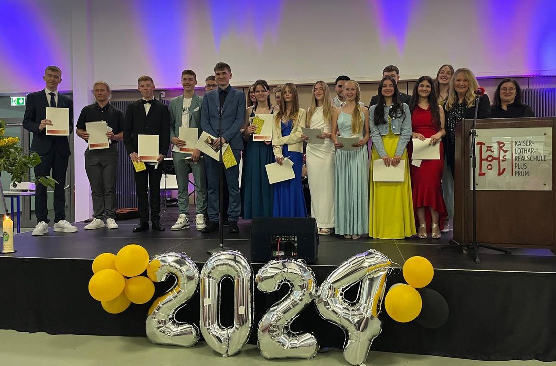 Die Klasse 10a mit ihrer Klassenlehrerin Frau Jacobs und Schulleiterin Gönül Genc