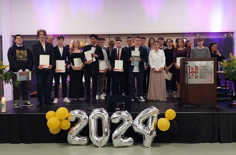 Die Klasse 10b mit ihrem Klassenlehrer Herr Hackenberg