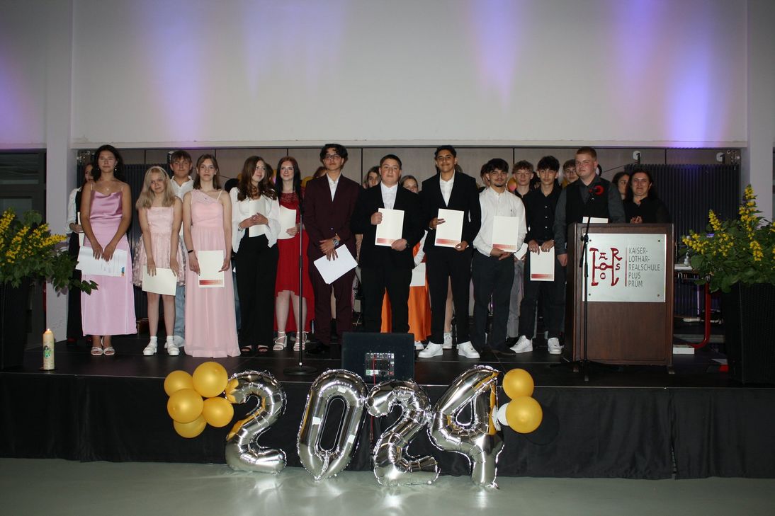 Die Klasse 9c mit Schulleiterin Gönül Genc und Co-Klassenlehrerin Janine Bujara.