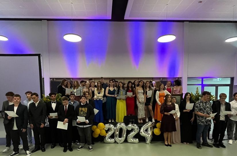 Die Abschlussklassen beim gemeinsamen Abschlusslied "Auf uns"