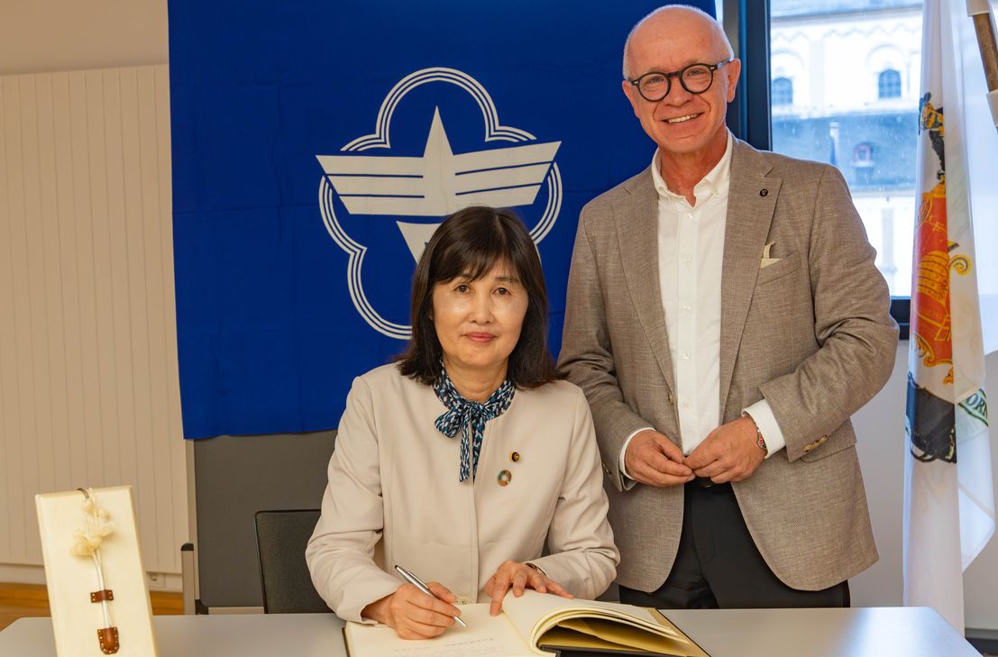Delegationsleiterin Kumiko Yamanouchi trägt sich im Beisein von Boppards Bürgermeister Jörg Haseneier in das Goldene Buch der Stadt Boppard ein.