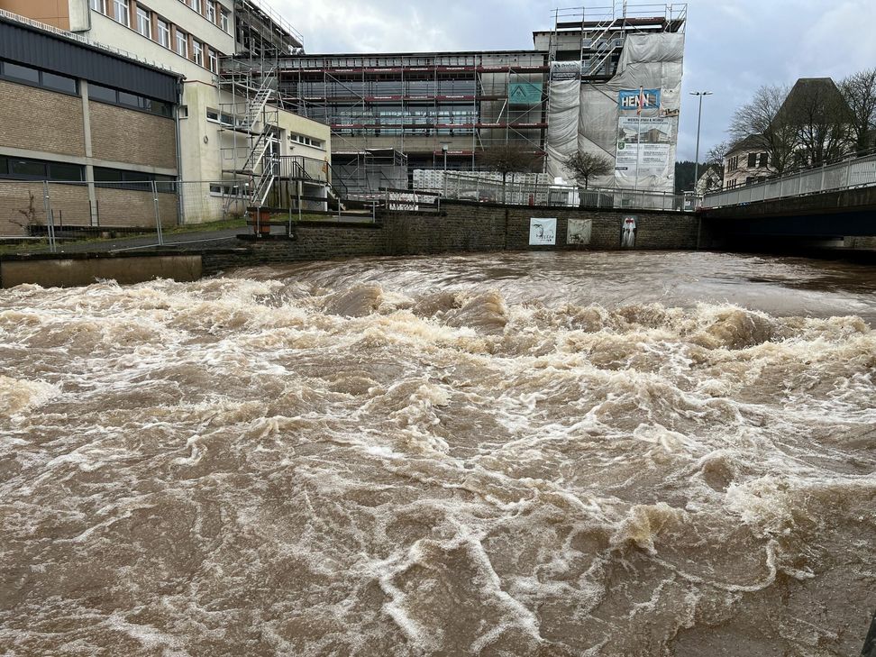 Die Olef in Schleiden führt derzeit viel Wasser. Allerdings fällt der Pegel langsam wieder.