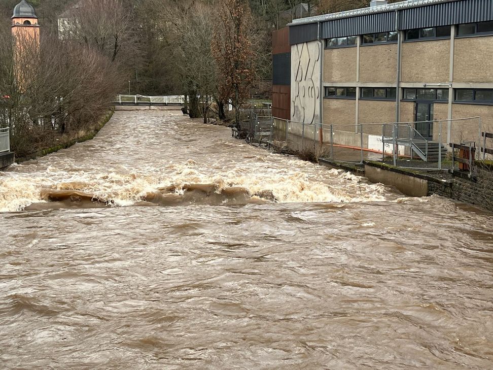 Die Olef in Schleiden führt derzeit viel Wasser. Allerdings fällt der Pegel langsam wieder.