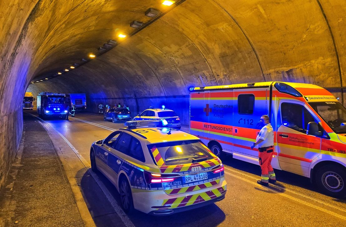 Unfall nach riskantem Überholmanöver im Hellbergtunnel.