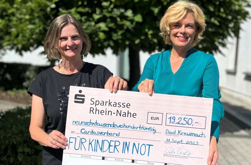 Caritasdirektorin Victoria Müller-Ensel (links), freut sich gemeinsam mit Julia Klöckner über die großzügigen Spenden.