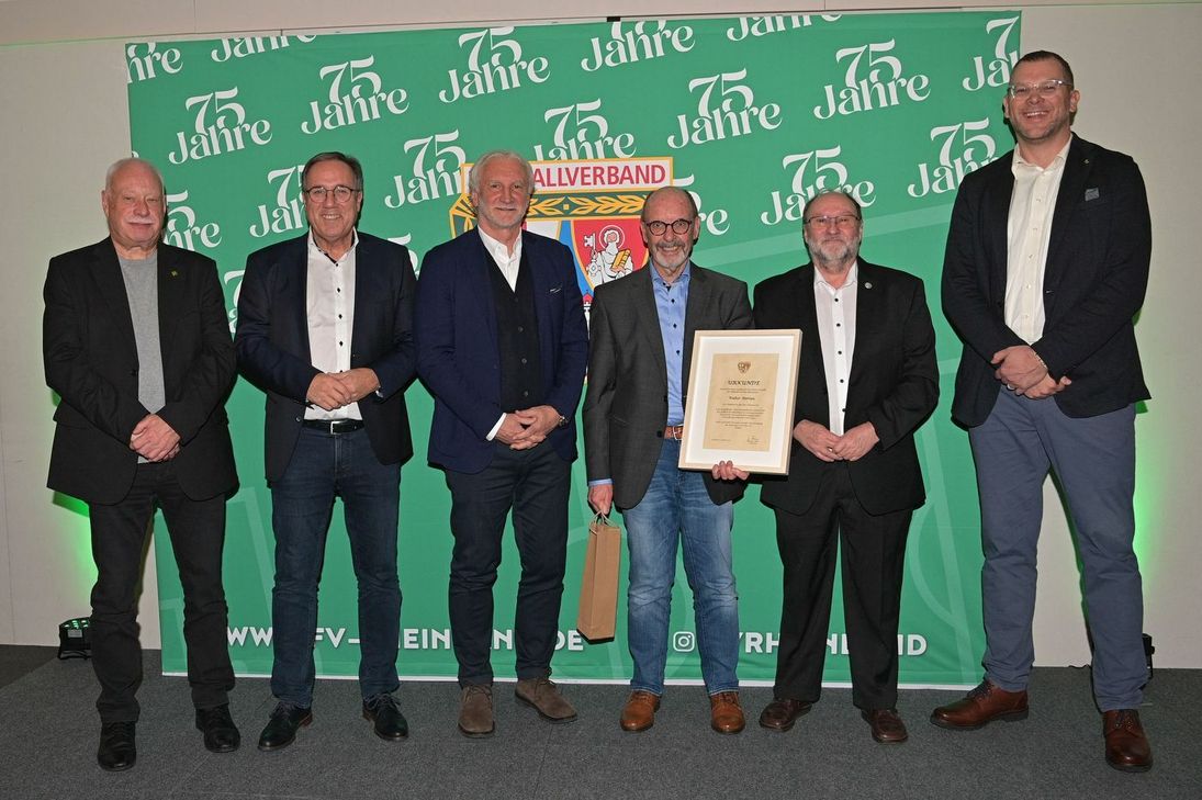 Einer der für sein Lebenswerk Geehrten ist Walter Merten aus Baar, langjähriger Vorsitzender des Fußballkreises
Rhein-Ahr. V. li.: Dieter Sesterheim, Kreisvorsitzender Rhein-Ahr, Verbandspräsident Gregor Eibes, Weltmeister Rudi
Völler, Walter Merten, Rainer J. Mohr, Ehrenamtsbeauftragter Kreis Rhein-Ahr, und Patrik Klos, Ehrenamtsbeauf-
tragter des Verbandes