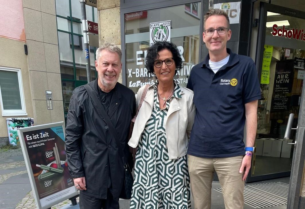 V.l.: Dieter Klein (RC Mayen), Schulleiterin Alexandra Birk-Märker und Jan Valentin (Präsident RC Mayen).