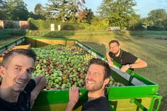 David Freichels aus Steckenborn, Alexander Giebler aus Eicherscheid und Philipp Weißhorn aus Rollesbroich (v.l.) betreiben die mobile Mosterei »Saftmaxe« und ermöglichen das Pressen von eigenem Obst zu gesundem Apfelsaft.