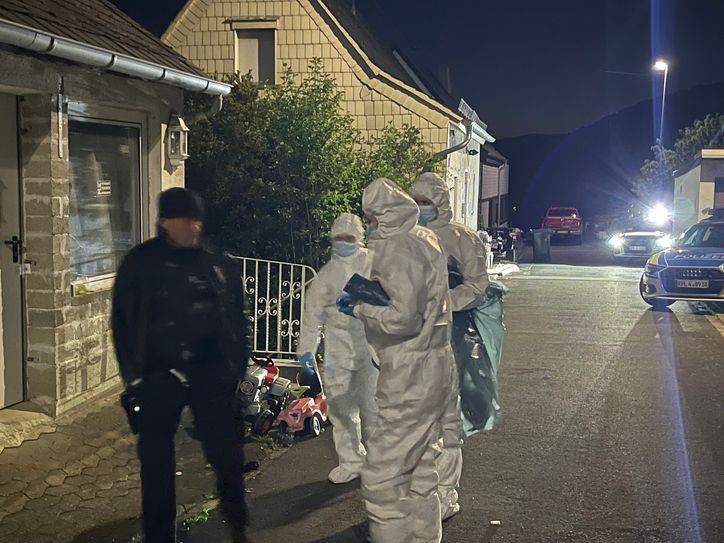 Am Abend der Tradgödie untersuchen Polizeibeamte der Spurensicherung den Tatort in der Hauptstraße in Urmersbach.