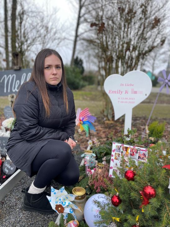 Jeden Tag geht Jenny B. an das Grab ihrer Tochter. Seit dem Todestag der dreijährigen Emily ist die Mutter arbeitsunfähig.