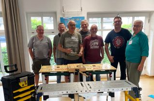 Mitstreiter des Reparaturcafés Bad Salzig vor den mobilen Werkzeugen der Initiative, die künftig auch in Offenen Werkstätten und Mitmach-Orten zum Einsatz kommen können.