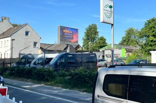 Die LED Wall an der Bundesstraße in Roetgen ist seit März in Betrieb. Tim Jansen, der die digitale Werbeanlage betreut, hofft, dass die Politik ihr Versprechen hält und die Werbetafel im nächsten Jahr Richtung Straße versetzt werden kann. Die Vorbereitungen sind bereits dafür getroffen worden.
