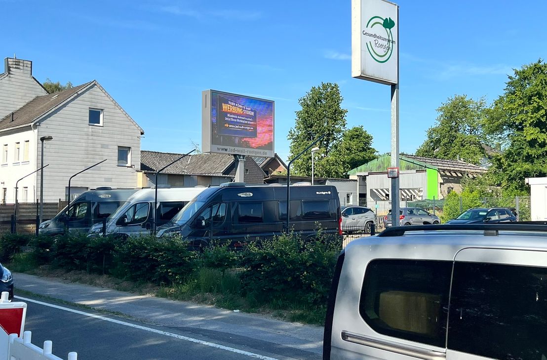 Die LED Wall an der Bundesstraße in Roetgen ist seit März in Betrieb. Tim Jansen, der die digitale Werbeanlage betreut, hofft, dass die Politik ihr Versprechen hält und die Werbetafel im nächsten Jahr Richtung Straße versetzt werden kann. Die Vorbereitungen sind bereits dafür getroffen worden.