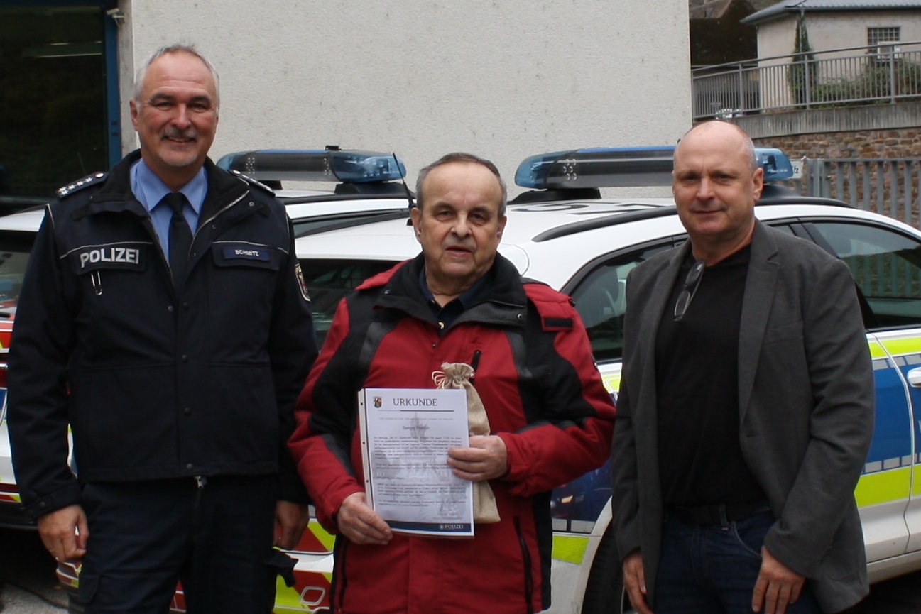 Der mutige Rentner bei der Überreichung der Urkunde durch Polizeichef Heiko  Schmitz (links) und Kripo-Ermittler Norbert Flick (rechts).
