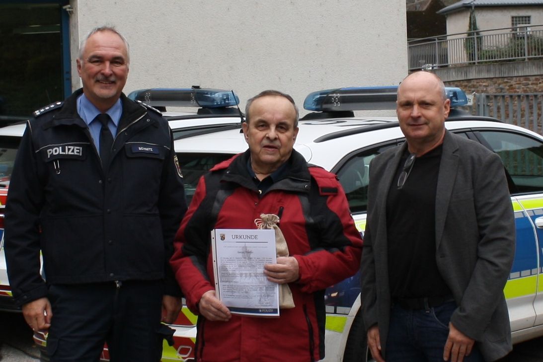Der mutige Rentner bei der Überreichung der Urkunde durch Polizeichef Heiko  Schmitz (links) und Kripo-Ermittler Norbert Flick (rechts).