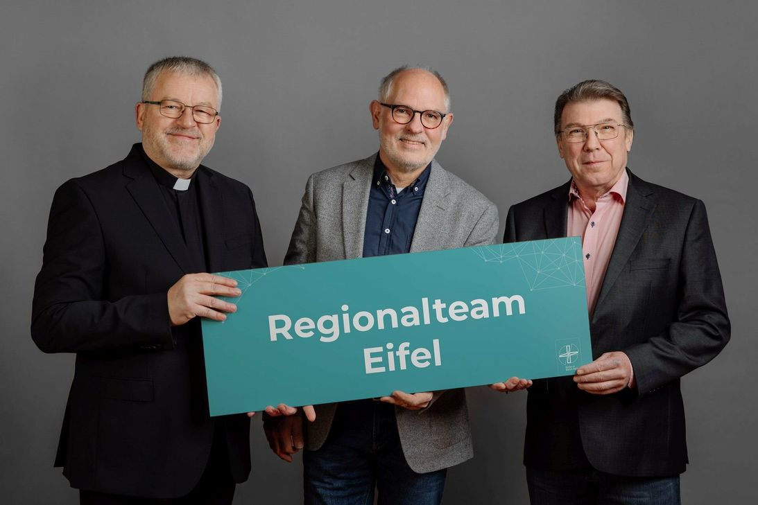 Das neue Regionalteam Eifel des Bistums Aachen mit Pater Wieslaw Kaczor SDS (v.l.), Georg Nilles und Erich Dederichs. 
 Foto: Martin Braun/iba/pp/Agentur ProfiPress
