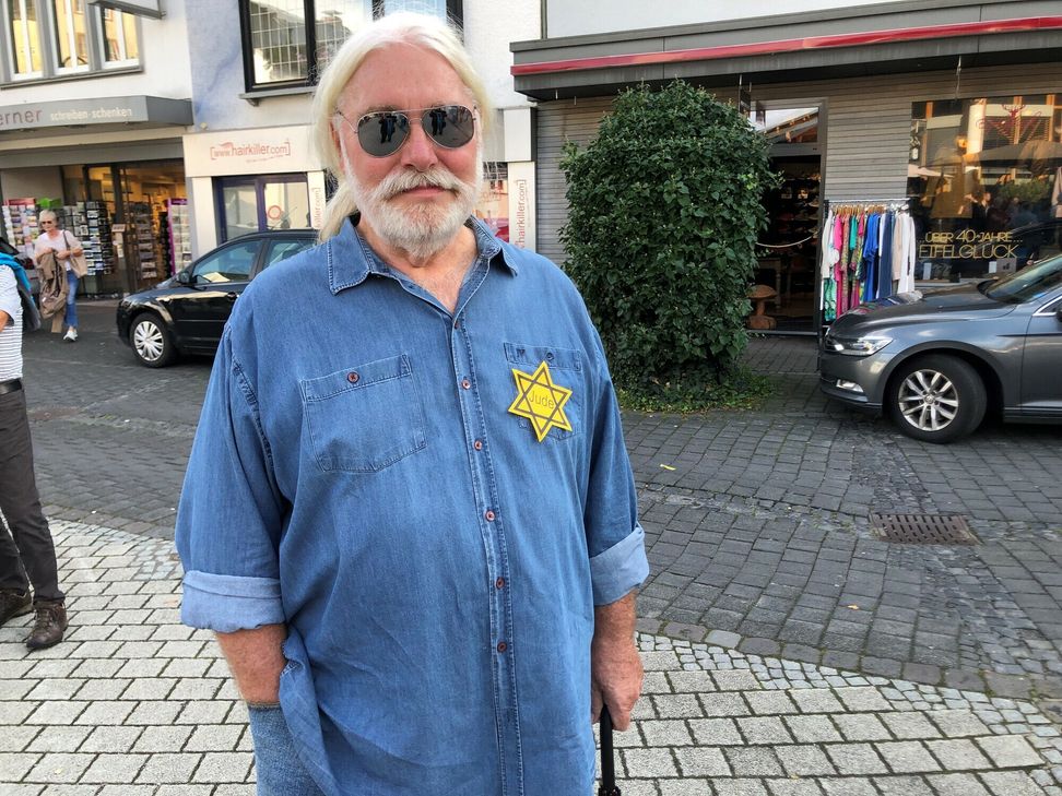Der Mann mit dem Judenstern fürchtet, dass dunkle Zeiten wiederkommen.