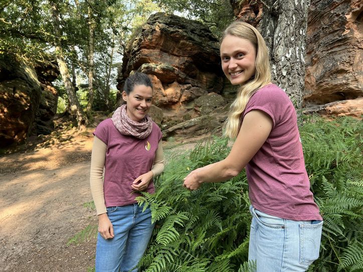 Maura Beusch (v.li.) und Laura von Witzenhausen erläuterten an den Katzensteinen bei Katzvey das Angebot ihrer gerade erst gegründeten Natur- und Wildnisschule »Wildnisblick«.