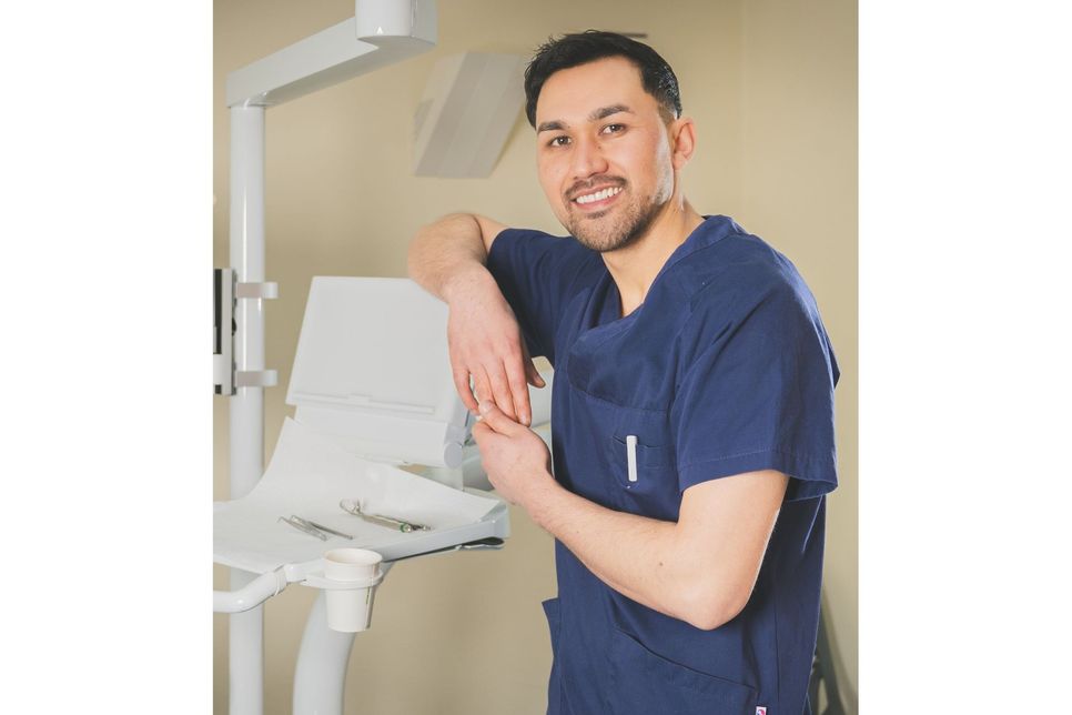 Nasir Akbari kam mit knapp 18 Jahren nach Deutschland und arbeitet nun in einer Zahnarztpraxis.