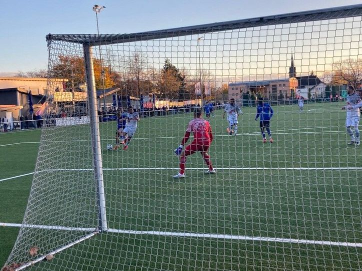 An Mendigs Keeper Robin Rohr (Nummer 29) lag es nicht, dass Eintracht Mendig gegen die Trierer Reserve 0:2 verlor.