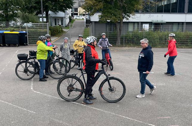 Das Training findet auf Schulhöfen statt.