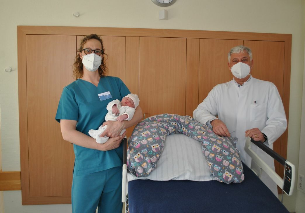 Die leitende Hebamme Gudrun Grosenick mit Mila und Chefarzt Dr. med. Gabor Heim laden zum ersten digitalen Infoabend am 4. Mai ein. Foto: Franziskanerbrüder vom Heiligen Kreuz