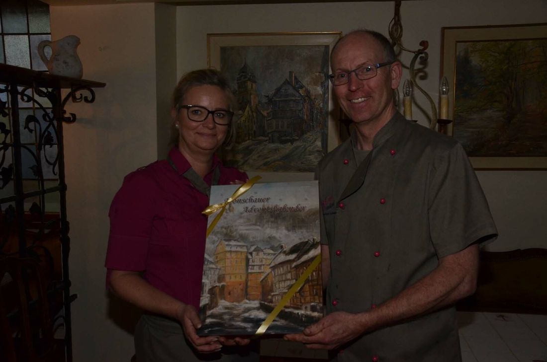 Konditor Jochen Kaulard und seine Frau Anne präsentieren den neuen Adventskalender des Monschauer Cafés.