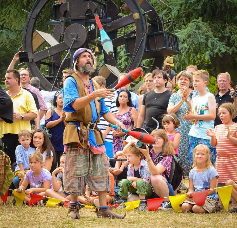 Gaukler unterhalten bei den dritten Mittelaltertagen wieder die Besucher. Foto: Hannah Sauer