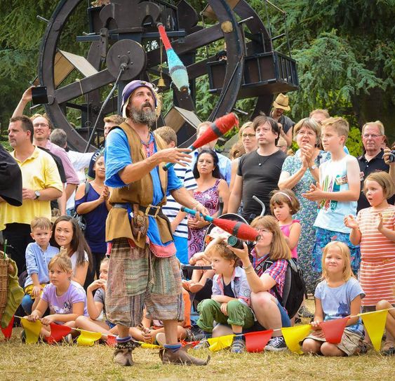Gaukler unterhalten bei den dritten Mittelaltertagen wieder die Besucher. Foto: Hannah Sauer