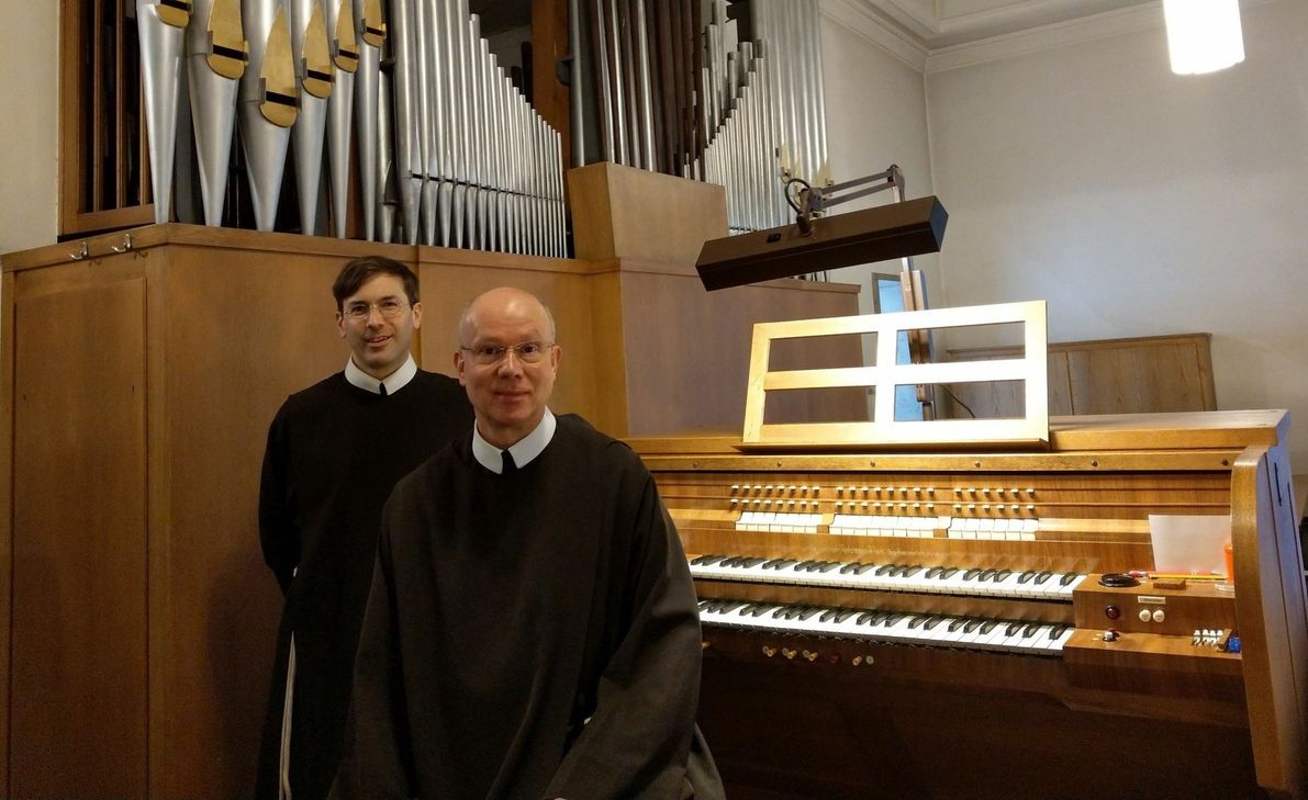 Von links: Bruder Michael, Superior von Kloster Ebernach, und Bruder Matthias hoffen auf Spenden zur Sanierung der Orgel.
